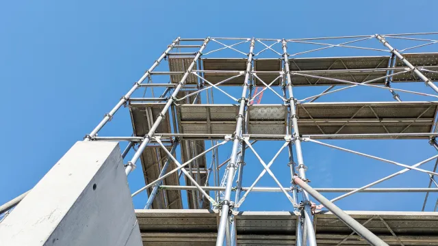 川越市の外壁塗装工事前半の足場設置と高圧洗浄の工程